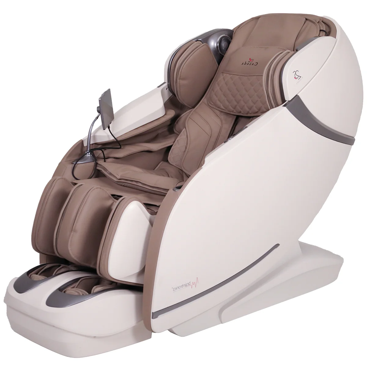 Massagesessel in Beige und Weiß mit vielen Polstern und integriertem Tablet-Halter